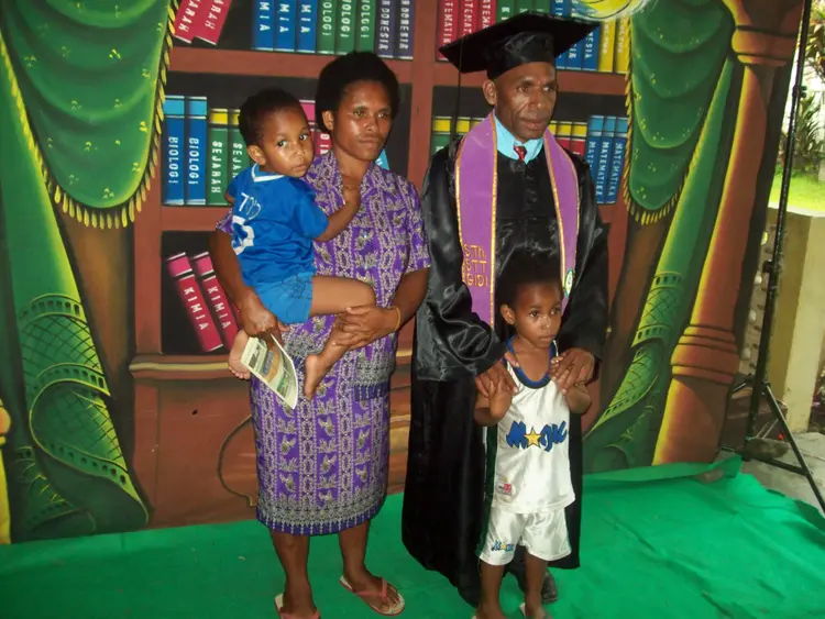 KELUARGA PAK NERY PADA SAAT WISUDAH